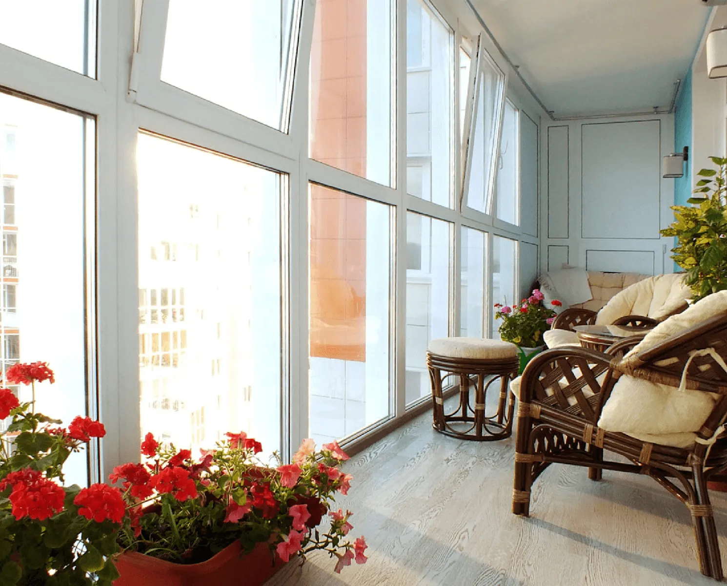 Тёплое и холодное остекление балкона: в чём разница